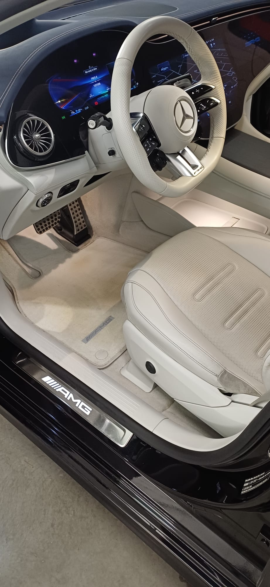 Mercedes AMG sisustus pärast puhastust
